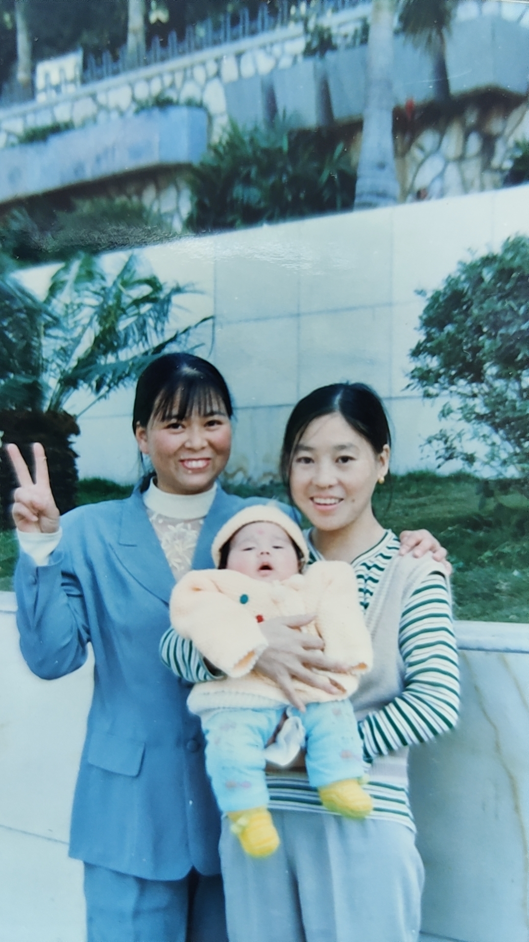 这个婴儿是我,右边这个是我妈妈