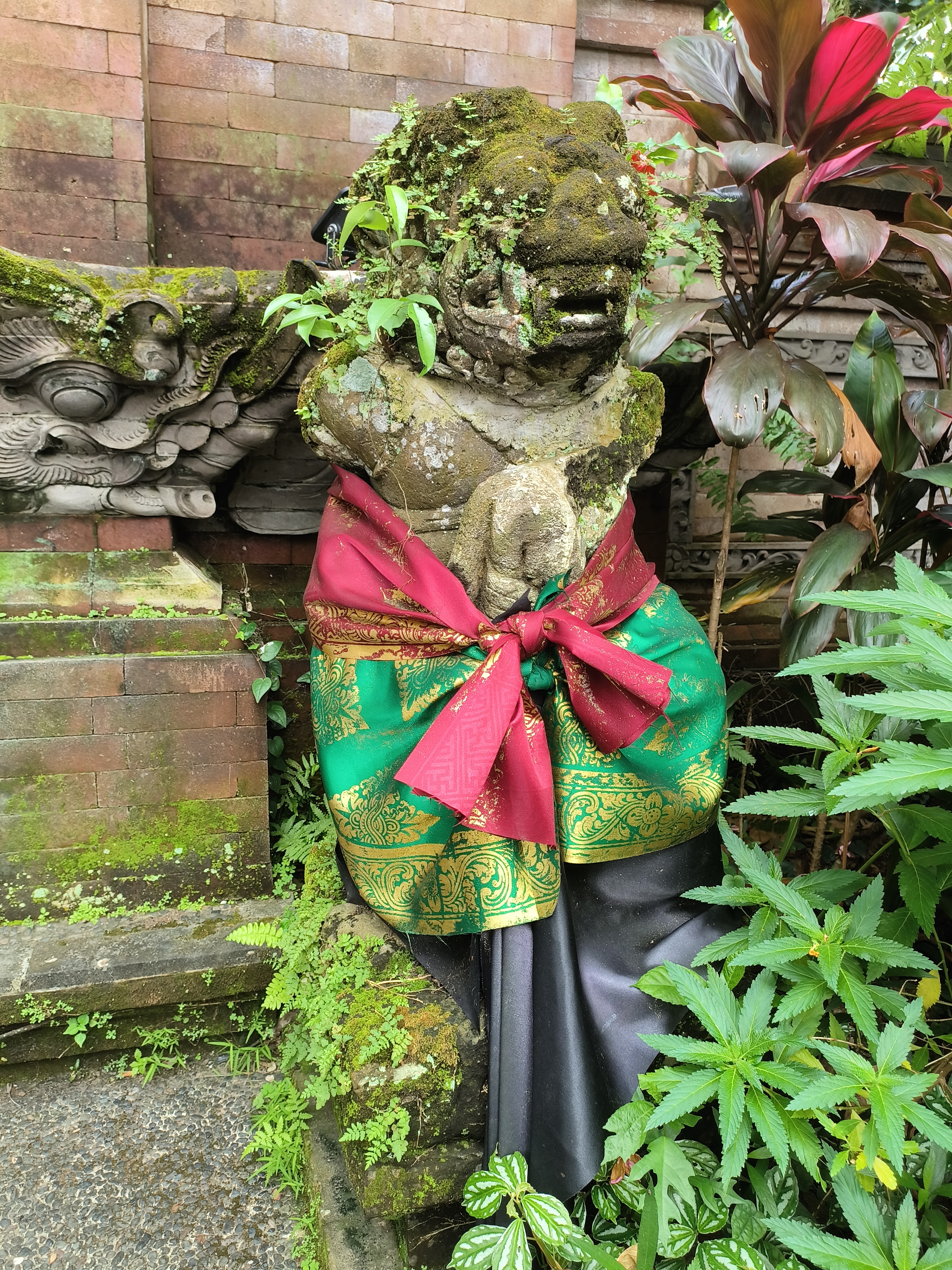 雕塑也要穿衣服